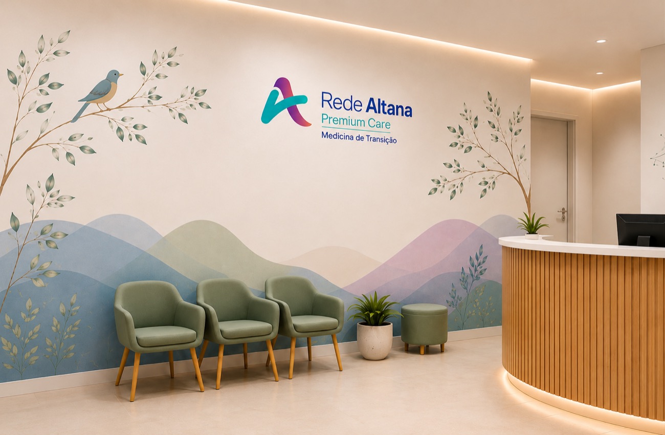 Projeto da recepção da unidade pediátrica, com ilustrações de montanhas, árvores e pássaros nas paredes